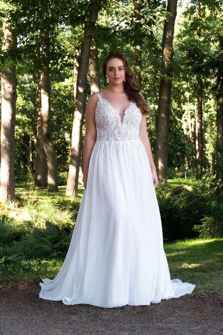 Braut mit A-Linien-Brautkleid im freien
