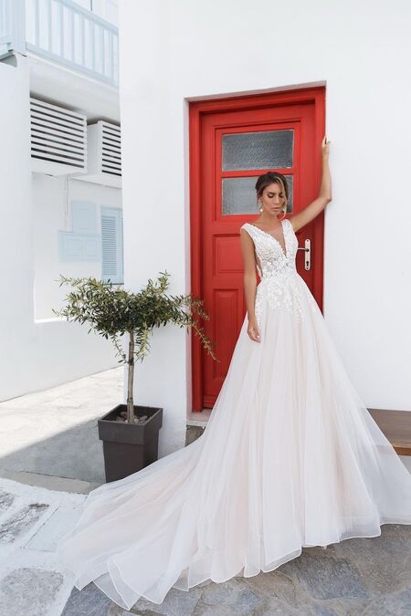Braut im A-Linien-Brautkleid vor einer Roten Türe