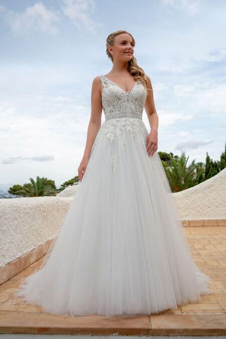 Braut mit A-Linien-Brautkleid im freien