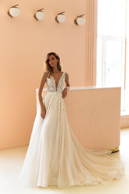 Braut mit A-Linien-Brautkleid in einem Hochzeitssaal