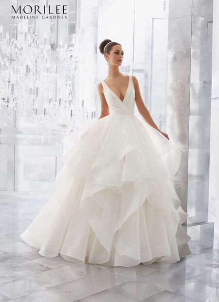 Braut in einem Prinzessinnen-Brautkleid in einem weißen Saal