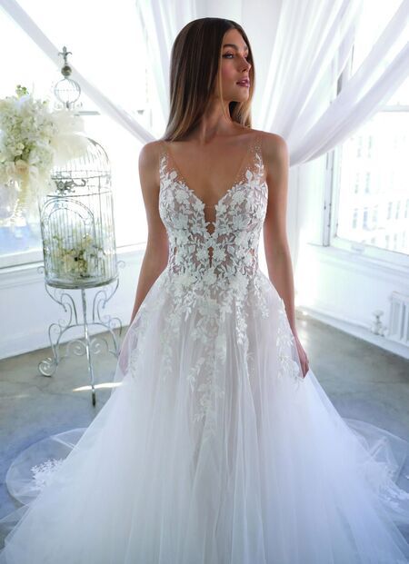 Braut in einem Prinzessinnen-Brautkleid in einem weißen Saal