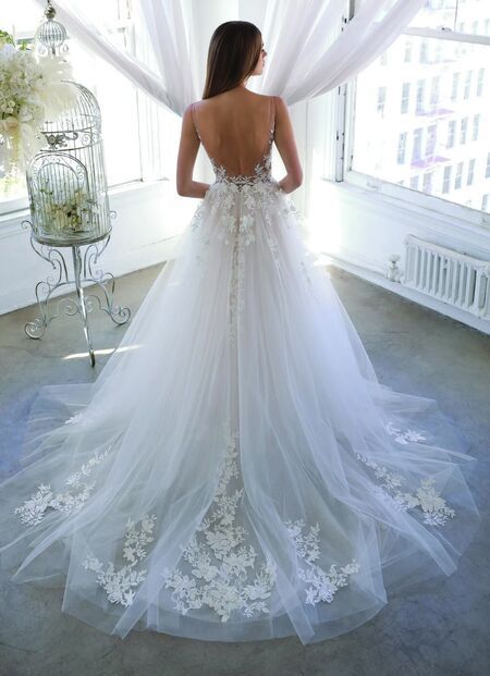 Braut in einem Prinzessinnen-Brautkleid in einem weißen Saal