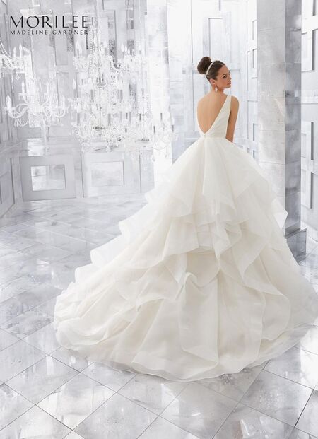 Braut in einem Prinzessinnen-Brautkleid in einem weißen Saal