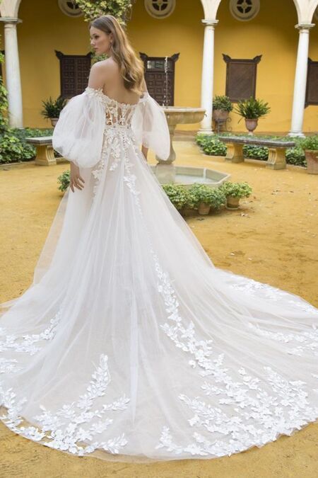 Braut im Brautkleid vor einer Kirche