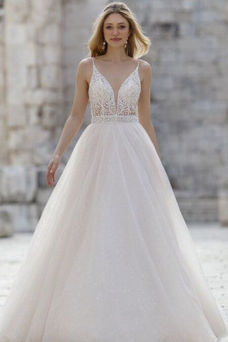 Braut im Brautkleid vor einer Kirche