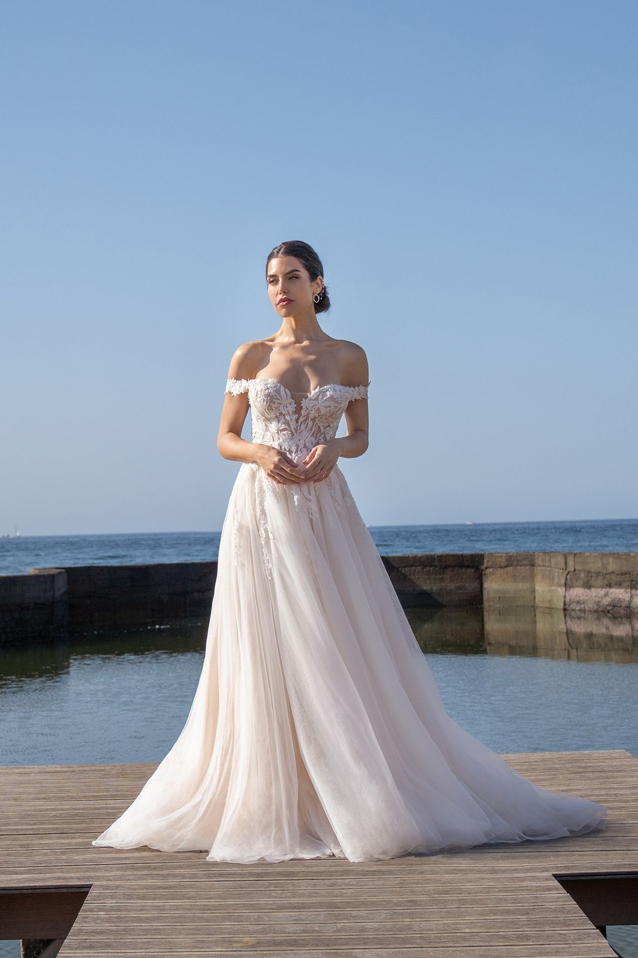 Braut mit A-Linien Brautkleid auf einem Steg am Wasser - Vorne