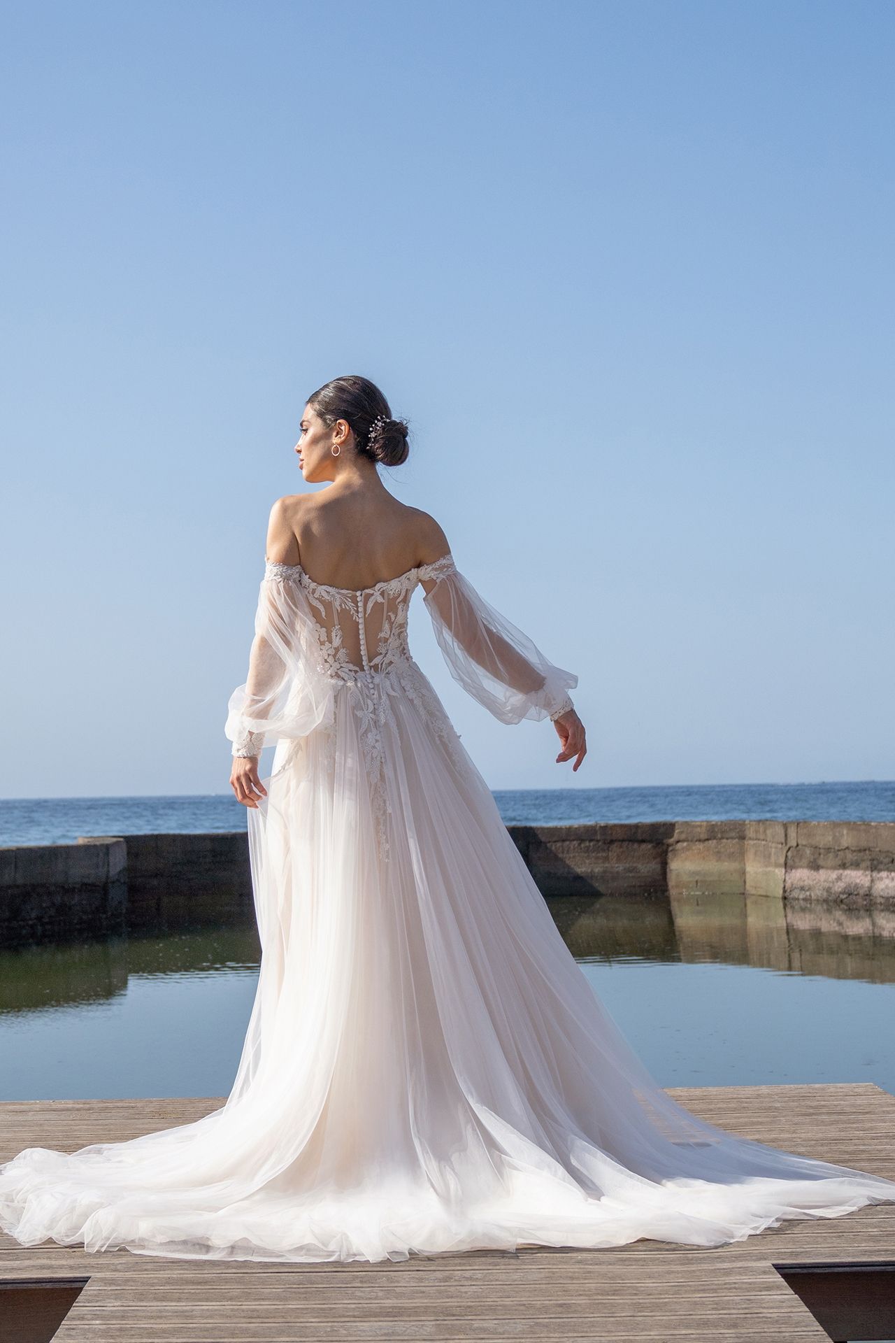 Braut mit A-Linien Brautkleid auf einem Steg am Wasser - Hinten