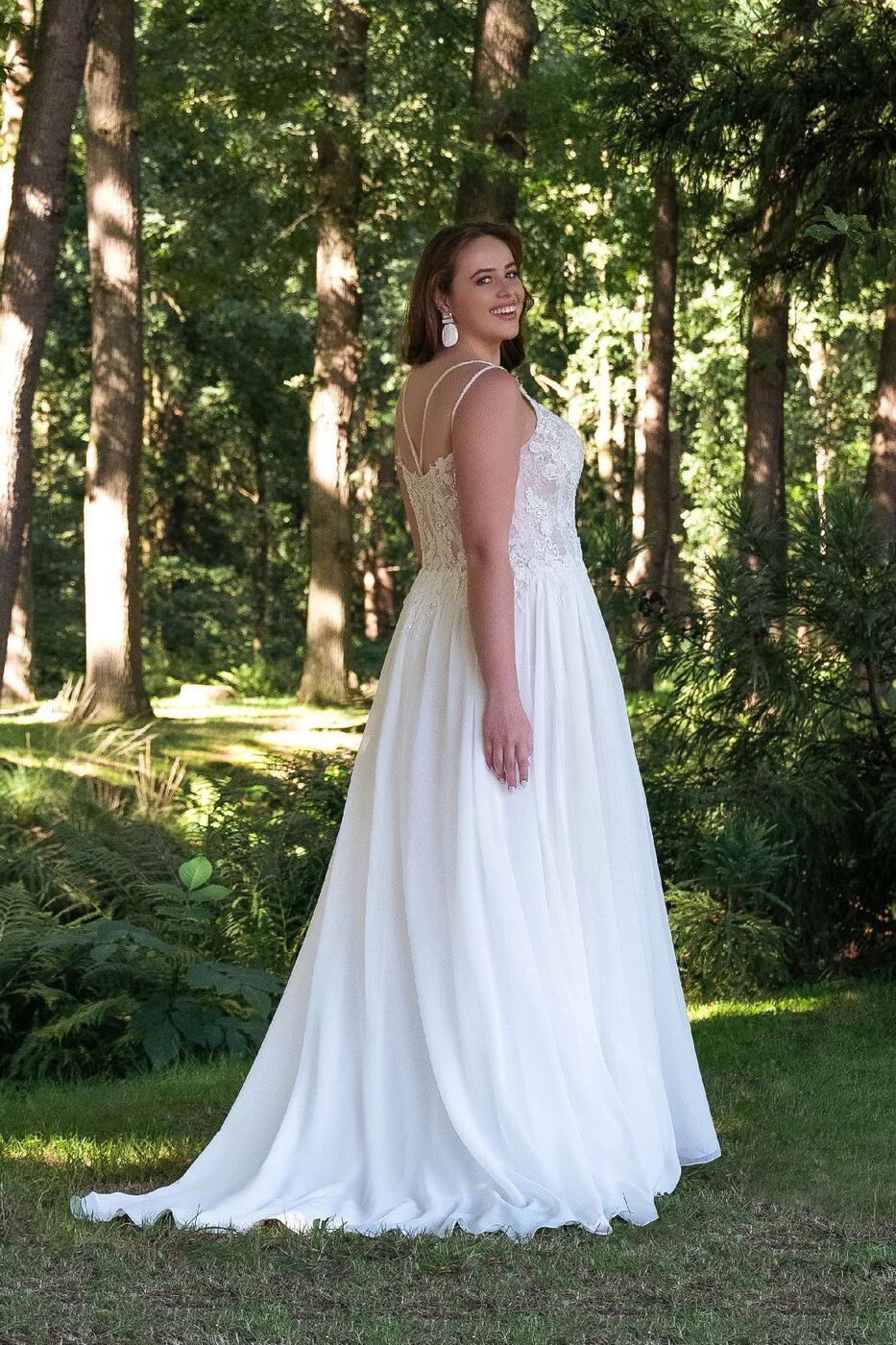 Braut mit A-Linien-Brautkleid im grünen