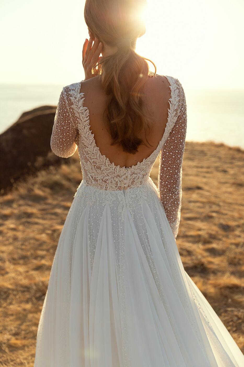 Braut in einem A-Linien-Brautkleid beim Sonnenuntergang - Vorne